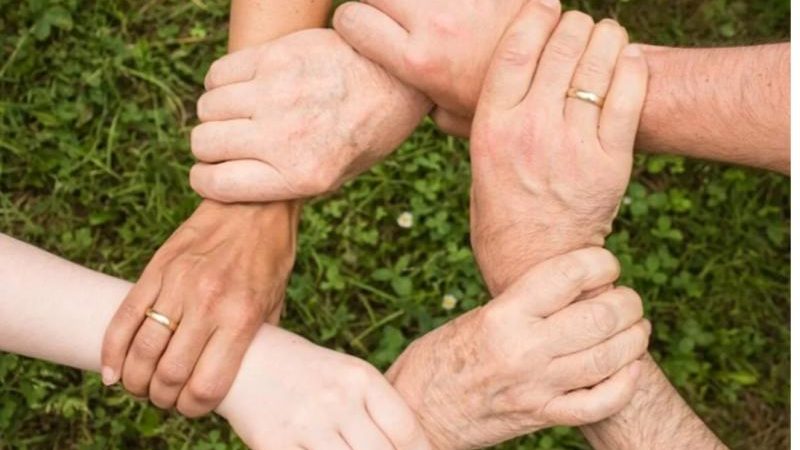 collaborazione tra persone - mani in rete