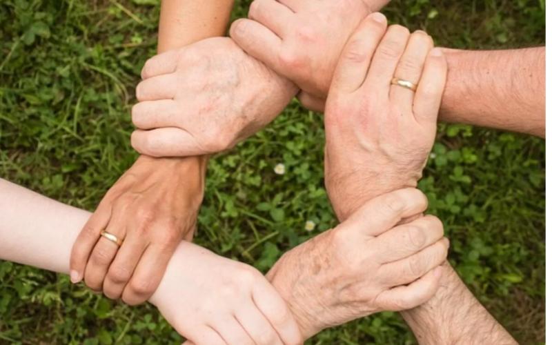 collaborazione tra persone - mani in rete